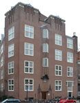 Het pand in zijn volle omvang, schuin van voren gefotografeerd.
<br/>
Richard Keijzer, 2015-02-26